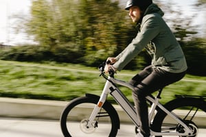 Een elektrische fiets stoot 3 gram CO2 uit per reizigerskilometer, een gewone fiets zelfs geen